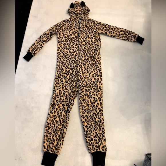 Cheetah onesie Pjs - Picture 1 of 3